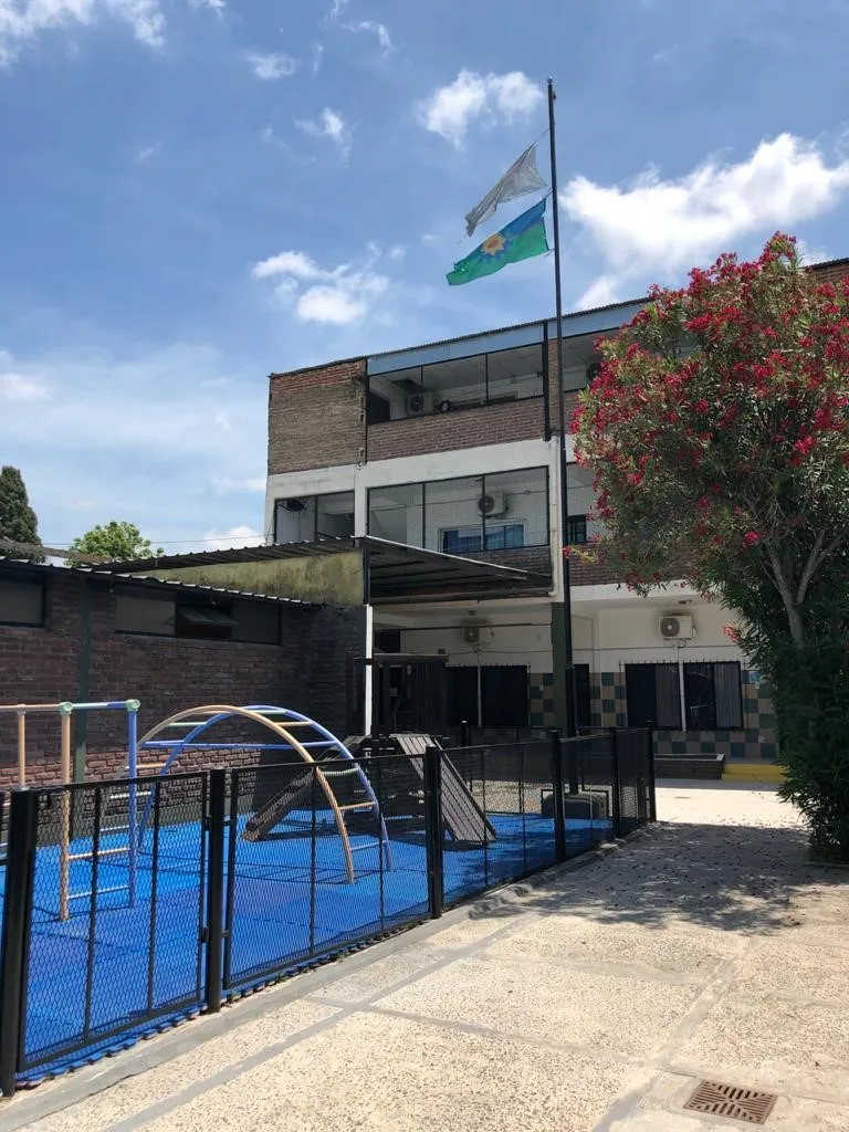 Frente del colegio con el patio de juegos del nivel inicial